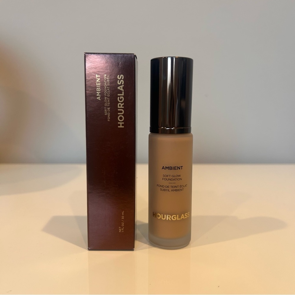 Hourglass Ambient Soft Glow Foundation - shade 8